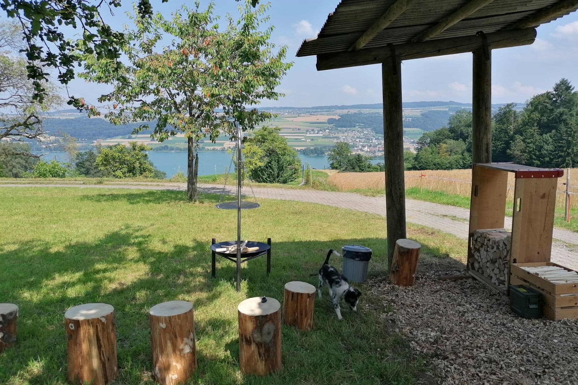 Camp im Obstgarten mit Seeblick