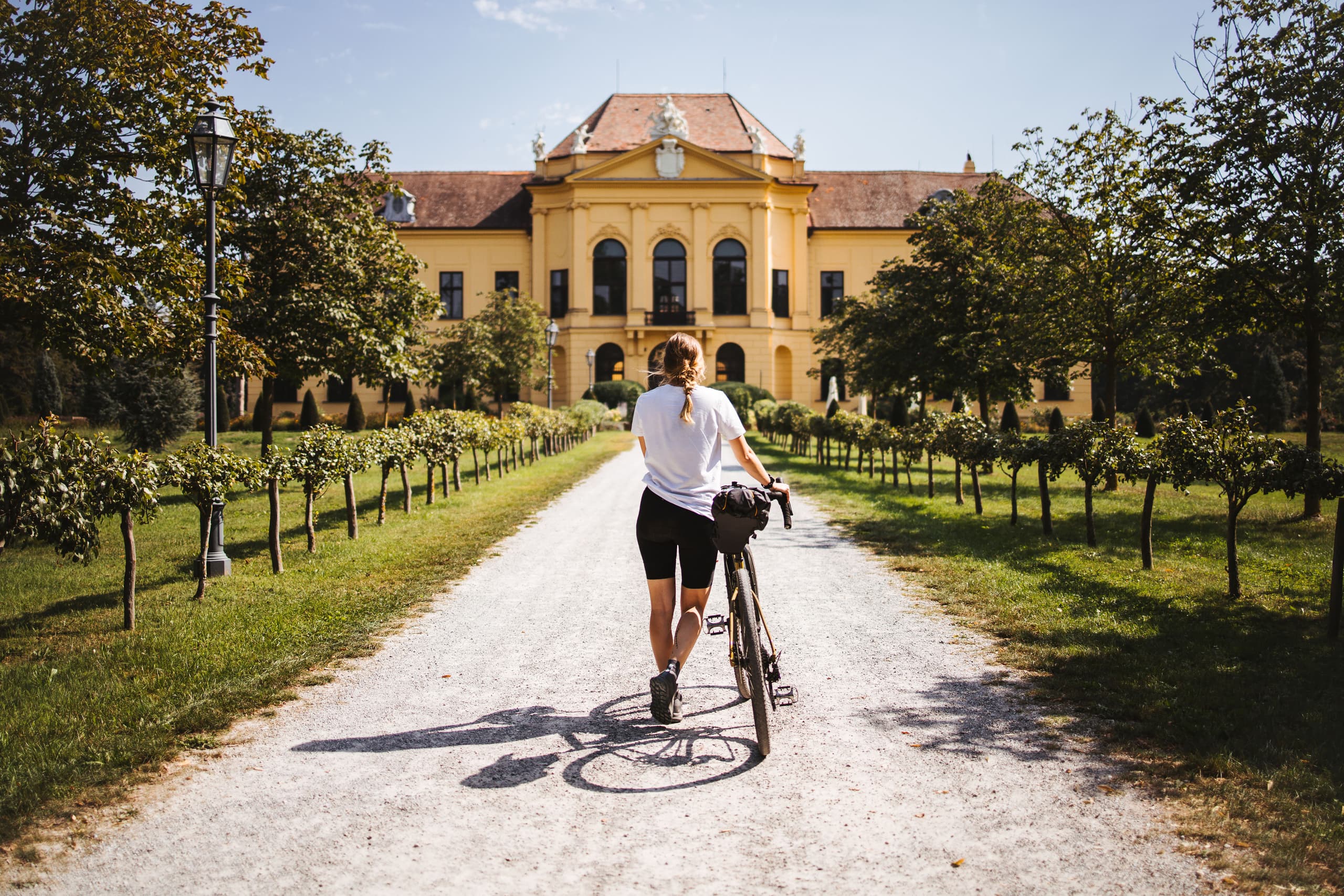 Aktivitäten - Donauradweg_SchlossEckartsau©NiederösterreichWerbung_Franziska_Consolati.jpg